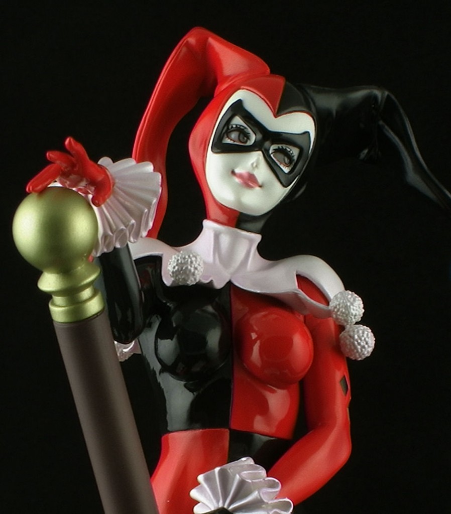 harley quinn naked statue